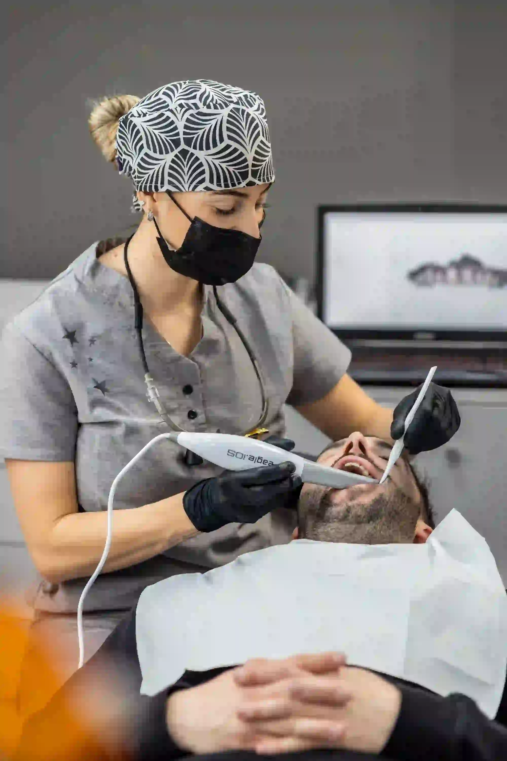 Cirujano dental realizando un procedimiento con precisión